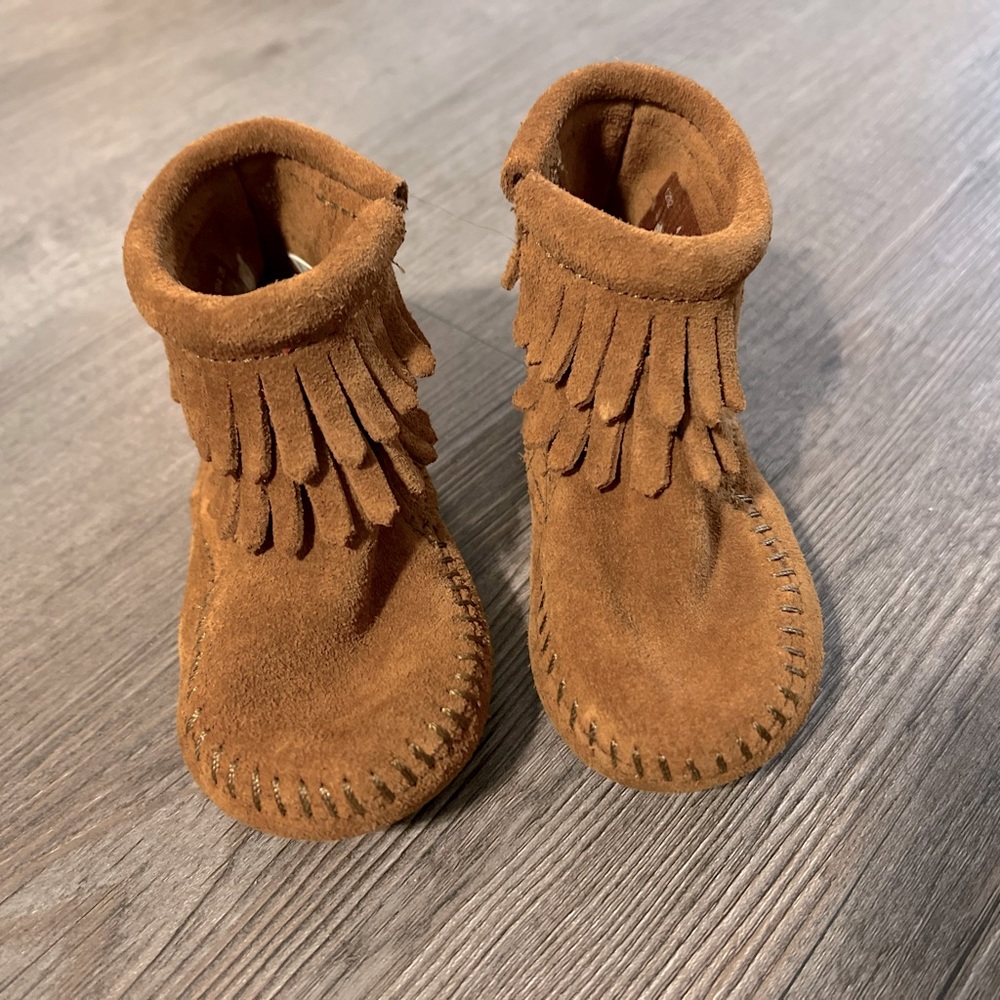 Minnetonka tot  size 4 no signs wear